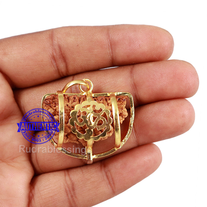 1 Mukhi half moon shaped from India - Bead No. 203