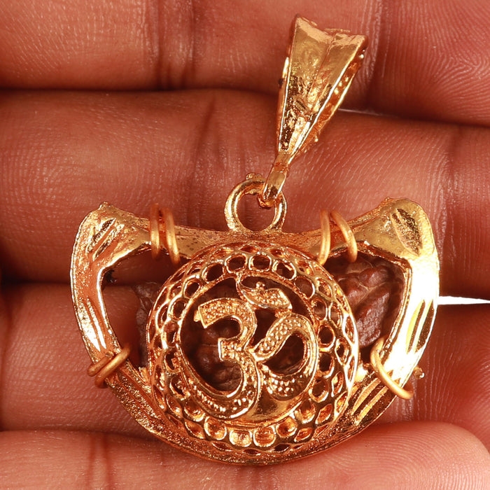 1 Mukhi half moon shaped from India - Bead No. 275